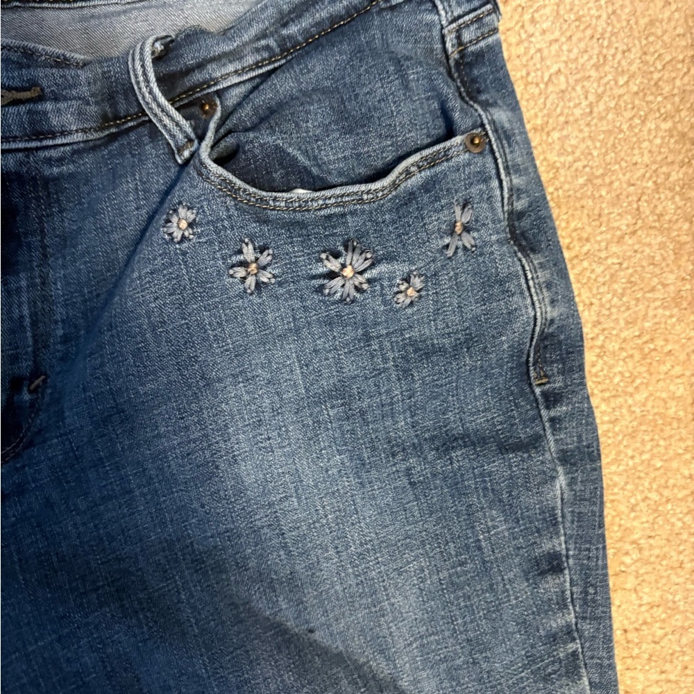 Levi's Women's Boot Cut Jeans in Classic Denim - Picture 2 of 7